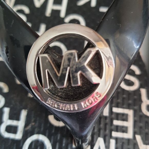 MK Slippers - Picture 2 of 3